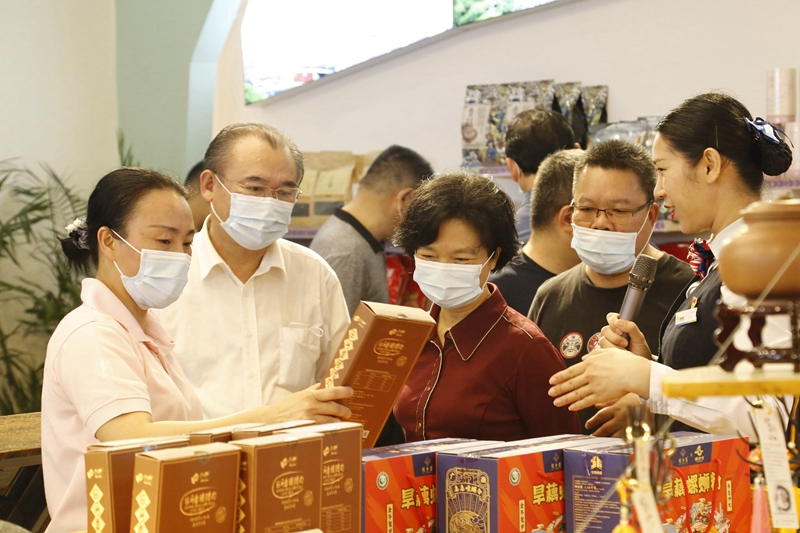 10.參觀那馬服務(wù)區(qū)扶貧產(chǎn)品展銷廳，此為廣西高速公路第一家扶貧產(chǎn)品展銷廳.JPG