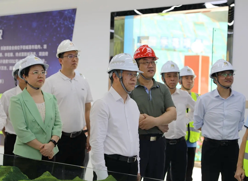 譚丕創(chuàng)（左二）、唐軼昂（左一）聽取項目情況介紹.jpg