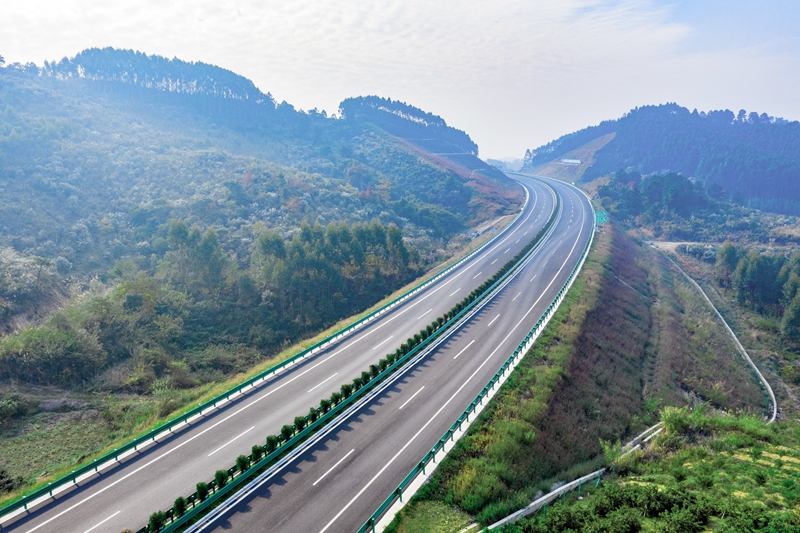 6.高速公路與群山相連，植被覆蓋率高，與原生態(tài)環(huán)境恢復(fù)有機(jī)結(jié)合.jpg