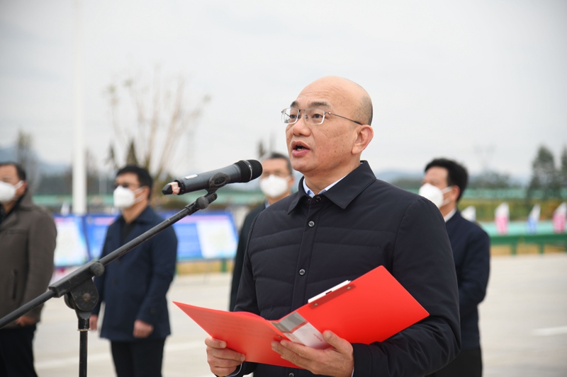 自治區(qū)交通運(yùn)輸廳黨組成員、總工程師陳津維宣布通車.jpg